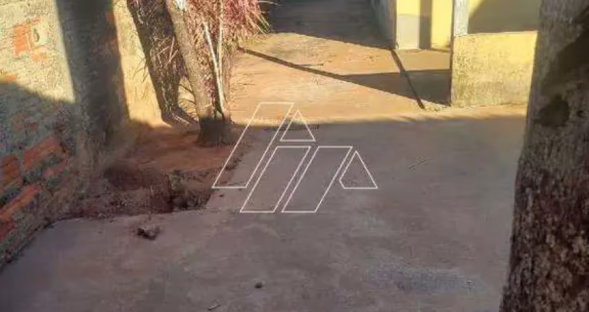 Casa com 3 dormitórios, sala, cozinha, copa e áreas frontal e fundos