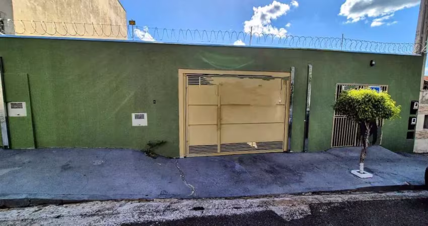 Casa com 2 quartos sendo uma suite e uma sala comercial na frente
