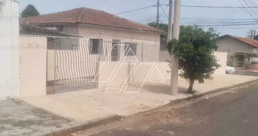 Ótima casa de esquina com 2 dormitórios, quintal amplo e garagem coberta – excelente localização