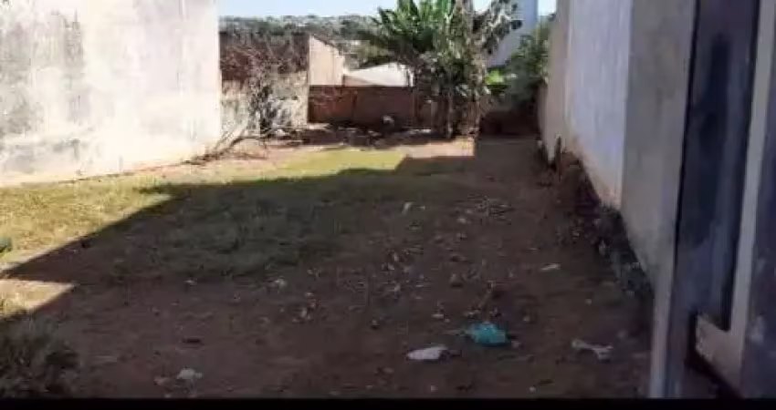 Vende-se ótimo terreno inteiro no bairro jardim santa paula zona sul de marília em ótima localização