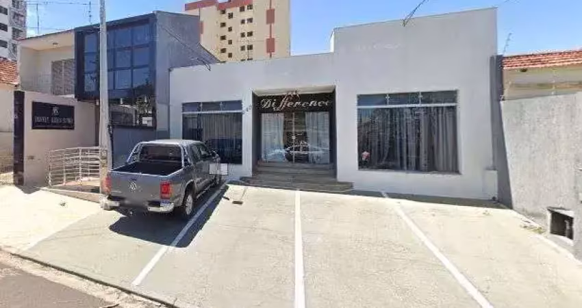Imóvel no centro, com 140 m², cozinha, 2 wcs, recepção, área de serviço, recuo para 4 carros