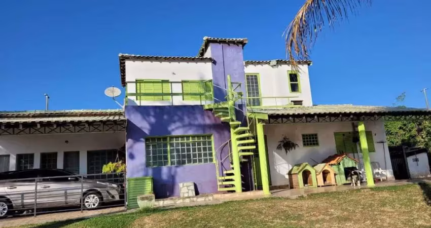 Esta chácara de 5.000 m² divide-se em 2 dormitórios sendo 1 suite, 1 wc social, sala ampla, copa, cozinha e área de serviço.