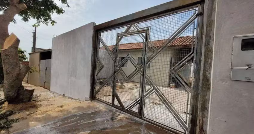 Casa à venda – 2 quartos, sala, cozinha, banheiro, garagem e quintal