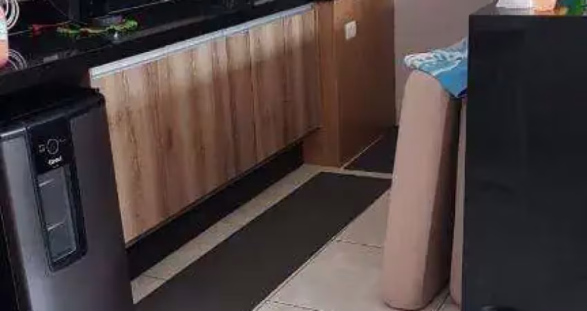 Casa com 2 dormitórios sendo 1 suite, área de lazer com churrasqueira, moveis planejados, porcelanato.