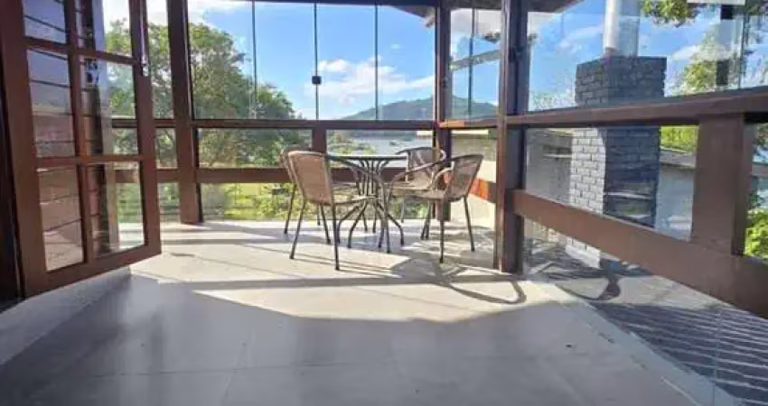 Casa com vista pra lagoa deslumbrante e área de lazer completa!
