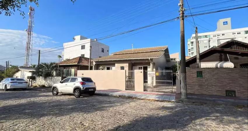 Casa com 3 quartos e 1 suíte, centro - imbituba / sc