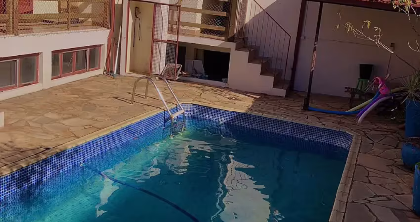 Excelente casa com buffet anexo, entrada independente.