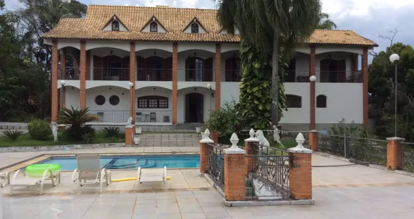Sitio com casa sede de 8 quartos quadra esportiva e muito mais