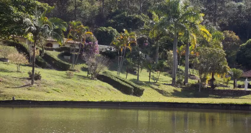 Bem localizado lindo sitio com lagos e tudo muito bonito em região alto padrão