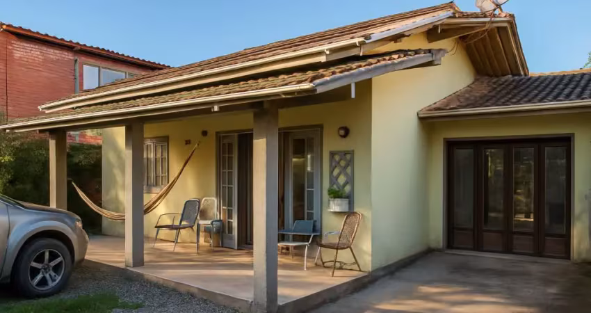 Bela casa, ótima localização, aproximadamente 150 metros da praia