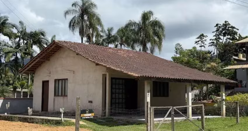 Casa de alvenaria bem localizada em rua pavimentada próximo a serviços essenciais.