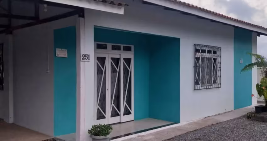 Ótima casa bem localizada em região tranquila para quem busca paz, energia que renova e contato coma natureza.