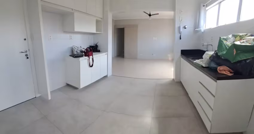 Apto. impecável, totalmente reformado, de frente, andar alto