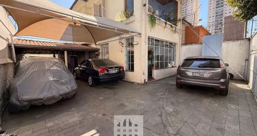 Casa, sobrado com quintal que cabem 10 carros, são 4 quartos próximo do metro