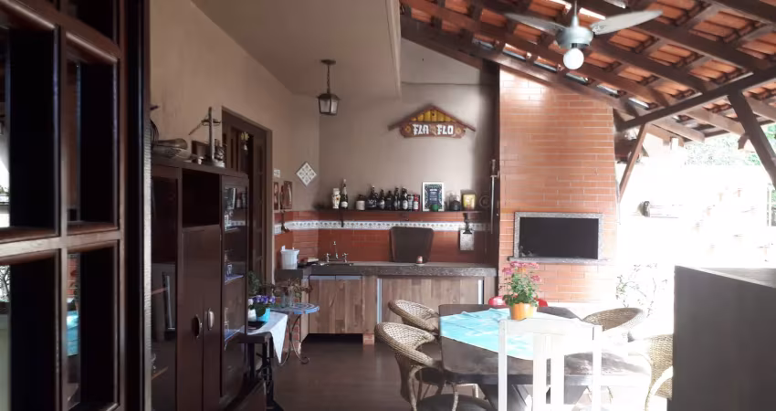 Casa de alto padrão no xaxim.
ótima localização,  segurança,  conforto.

