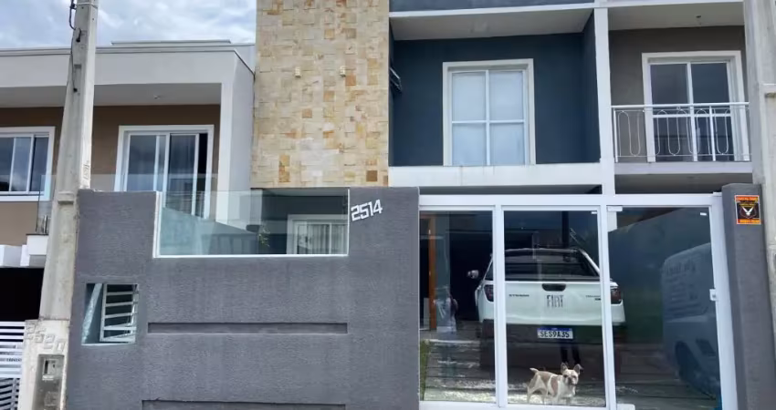Excelente sobrado à venda de porteira fechada no bairro iguaçu em araucária