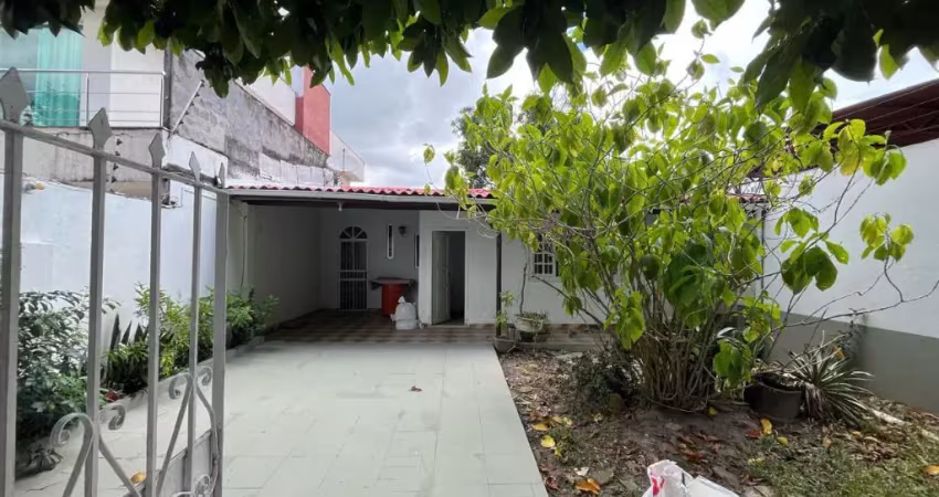 Casa 3 quartos no parque dez- rua com guarita/ excelente localização