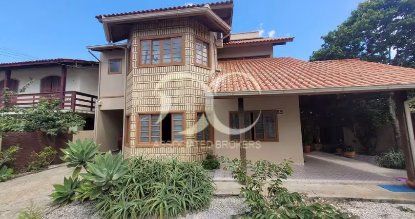 Ampla casa individual de 2 pavimentos e 4 dormitórios à venda com extenso terreno de  217 m2 em óti