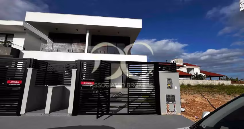 Excelente casa nova, próximo a praia. excelente localização 3 suítes, pátio, garagem 2 carros, espa