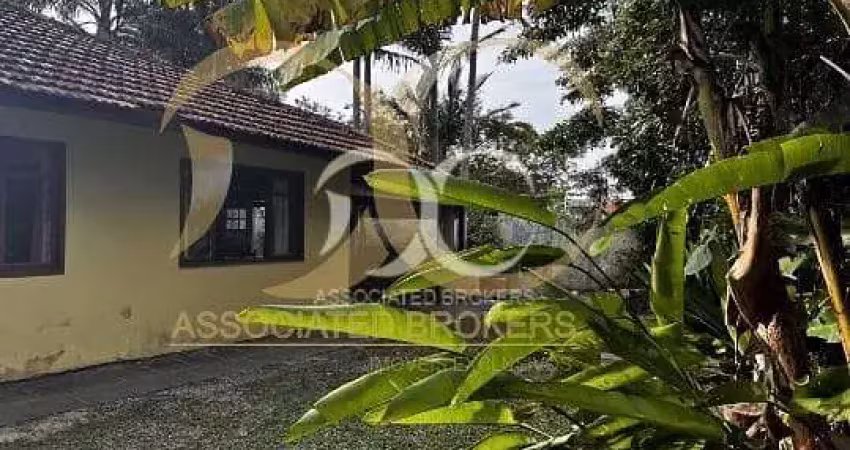 Casa térrea ampla, a beira praia campeche. ampla, 6 dormitóriros, pátio amplo. excelente localizaçã