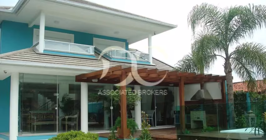 Casa alto padrão canal barra lagoa com pier, 3 suítes na casa princiapl + 2 suítes  de hóspedes. sa