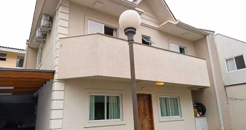 Sobrado 3 dormitorios (1 suite) não geminado com lareira, semi mobiliado