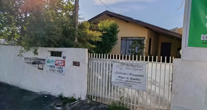 Casa de frente para rua de esquina ao lado da caixa economica
