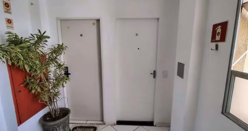 Apartamento reformado e com garagem coberta no residencial chácara das flores ii
