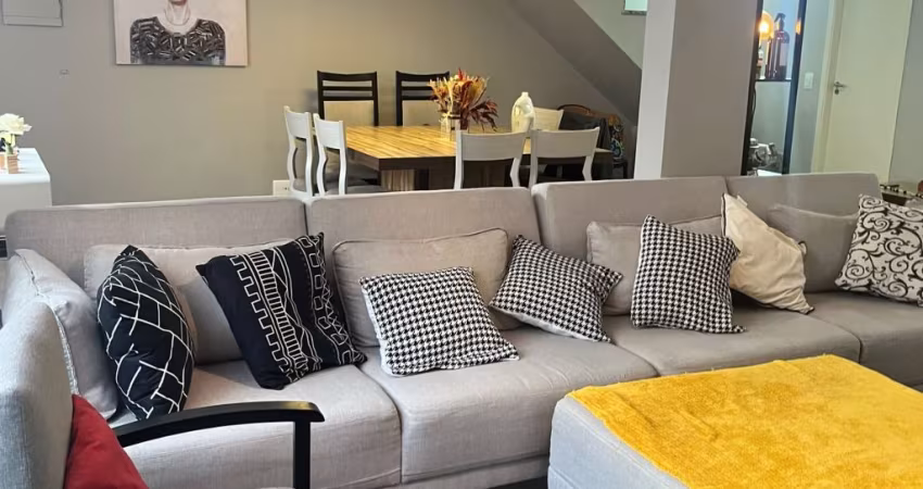 Belíssimo sobrado triplex em condomínio com 4 dormitórios e 6 vagas