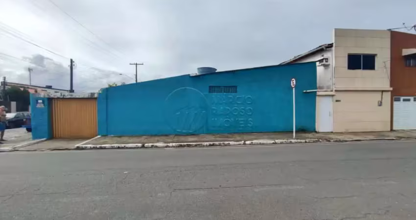 Casa em terreno de 220m² em excelente localização no poço