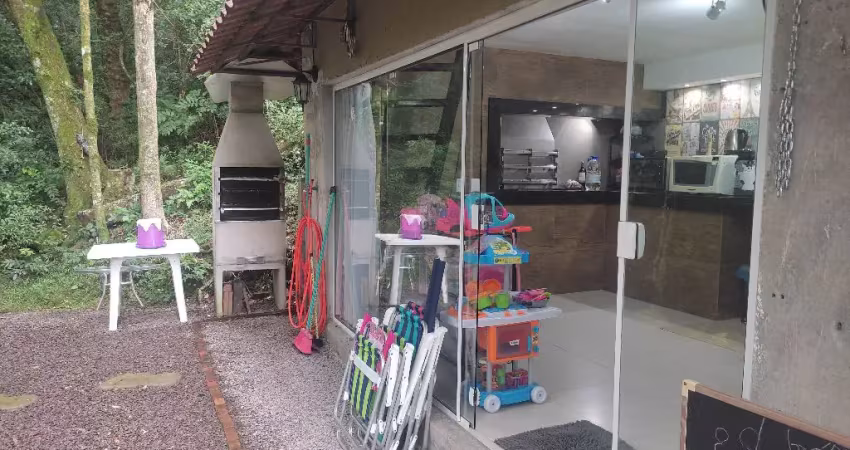 Sobrado triplex semi mobiliado em condomínio fechado. próximo a igreja e comércios
