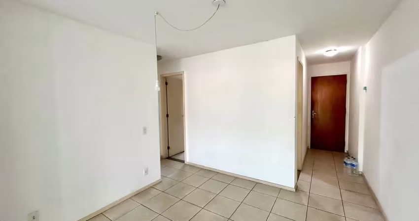 Oportunidade de verdade! apartamento em ótima localização, 2 quartos com uma suite ampla, sala em dois ambientes, área de serviço com muita iluminação, banheiros com ventilação natural.