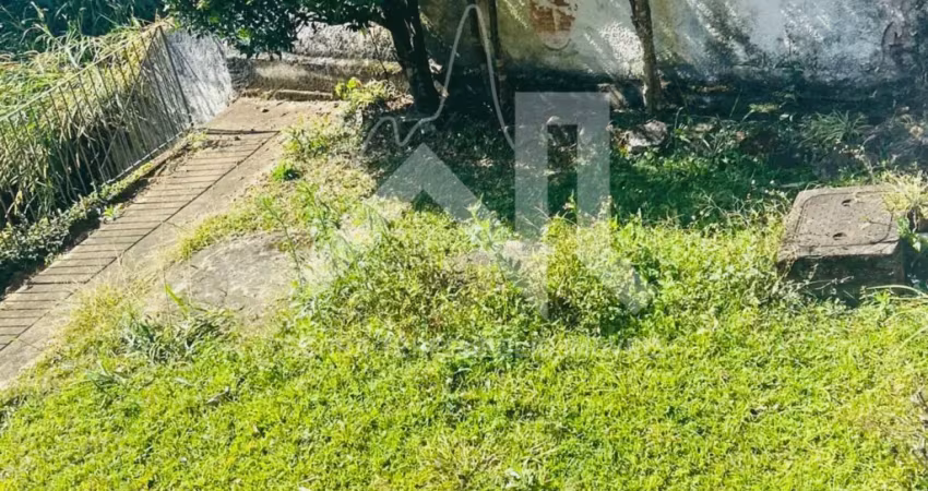 Charmosa casa com 2 quartos, sala com pé-direito alto que garante amplitude e luminosidade, cozinha funcional, banheiro social, pequena lavanderia e garagem com espaço para carro e moto.