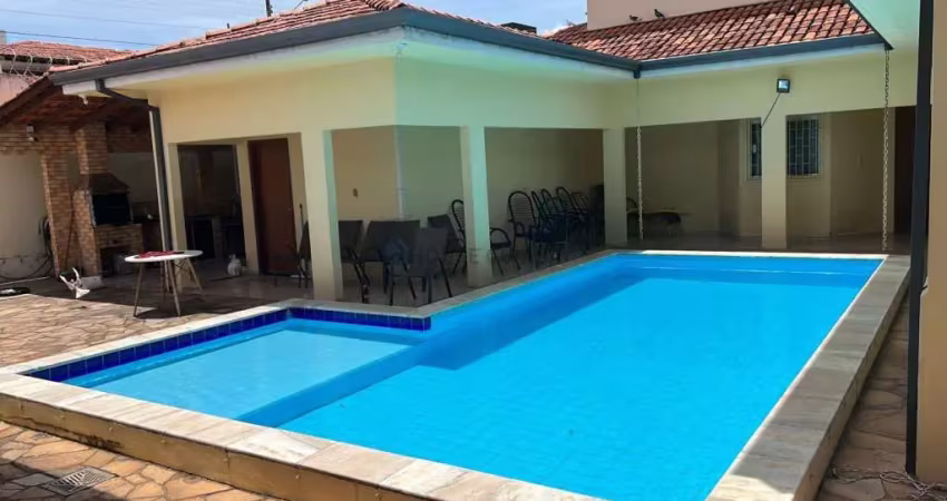 Vende-se Sobrado de Luxo - 3 Suítes - 2 casas - Piscina - Bairro Verdão