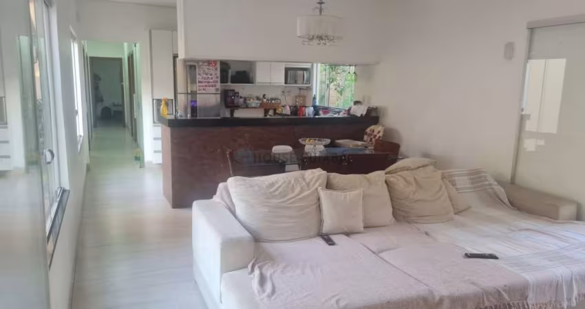 Vendo Casa de 4 Quartos - 2 Suítes - Ampla - Cond. Fechado