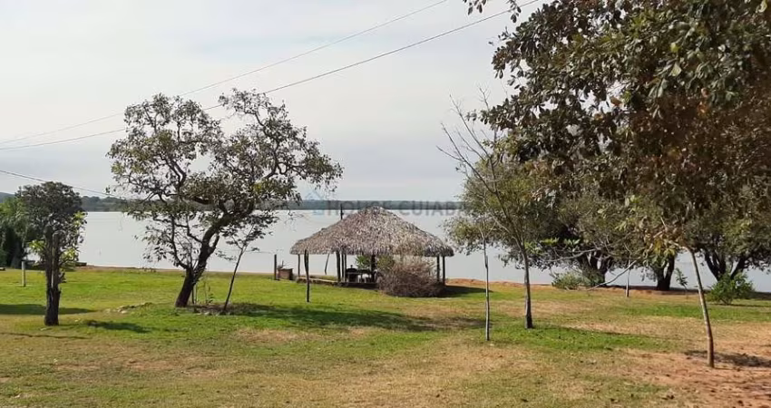 sitio de porteira fechada nas margens do lago do rio manso