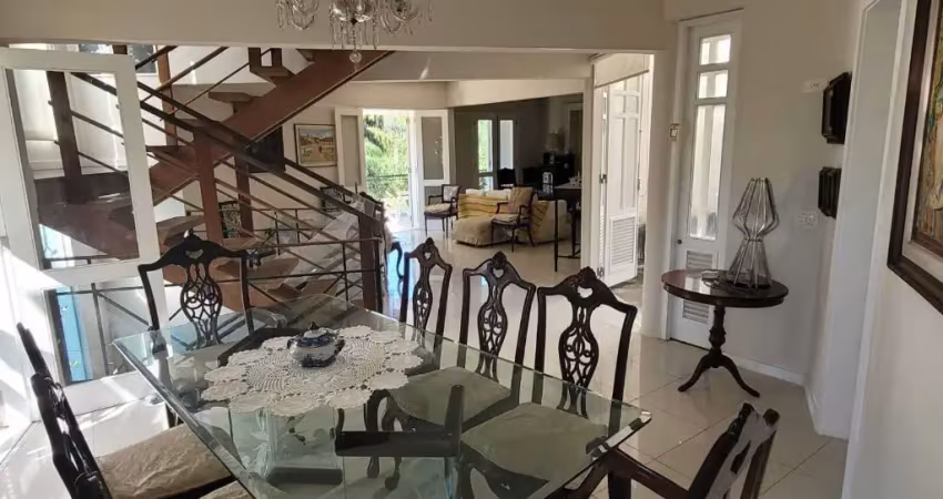 Casa com 04 quartos, na área nobre de vargem grande.