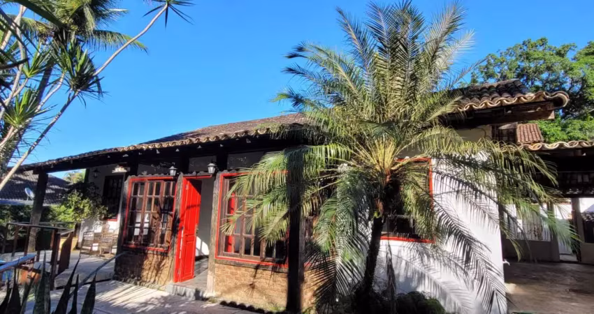Casa com 03 suítes, no condomínio floresta, rio de janeiro, rj.