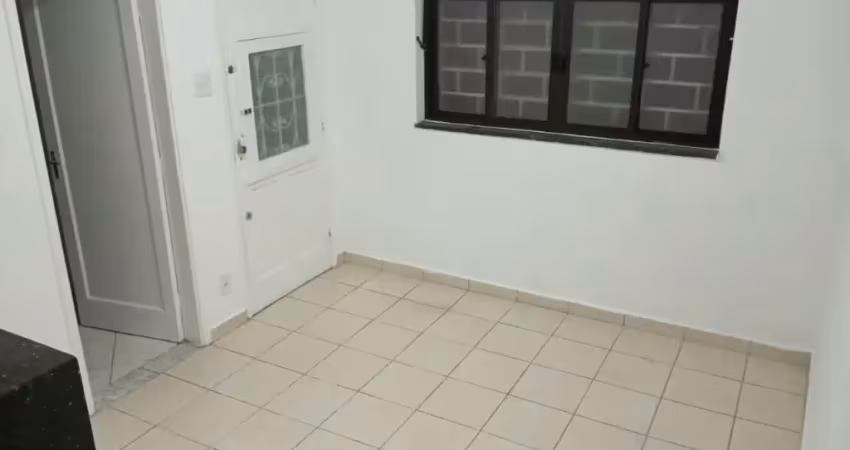 Sobradinho c/ quintal no bairro boqueirão - santos/sp