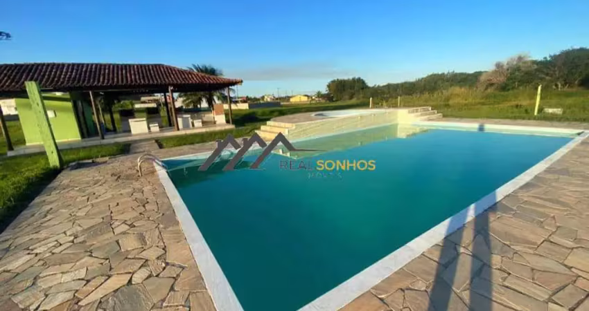 Apartamento em condomínio pé na areia em iguaba grande -rj