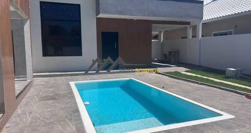 Casa com desing moderno em rua asfaltada no bairro vila capri em araruama