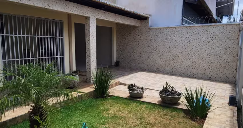 Casa com 181m²,  3 quartos, sendo uma suíte, 3 vagas em satélite