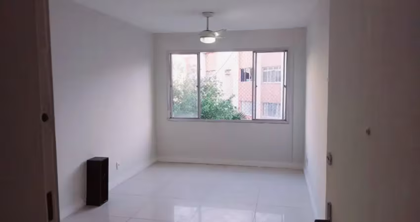 Apartamento espaçoso com 3 quartos, (1 suíte) 2 vagas  garagem –  400m da praia de camburi!