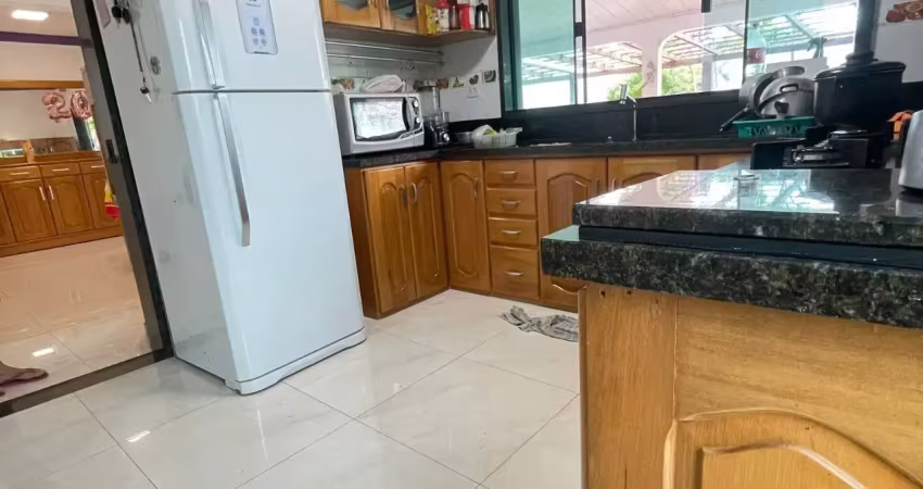 Casa  mobilhada, com piscina, placa solar e 3 suítes. ótima localização