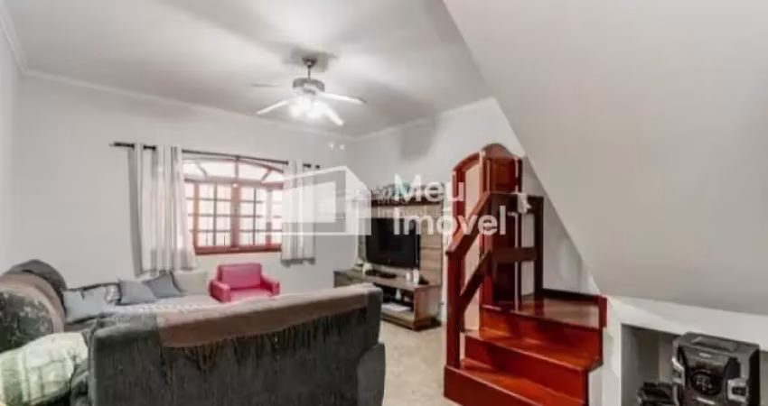 Linda casa com suíte e área gourmet - ótima localização com vários comércios na região