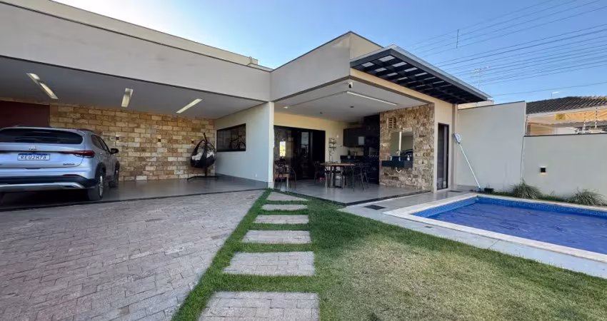 Casa de alto padrão em condomínio fechado, totalmente reformada e com planejados em todos os ambientes