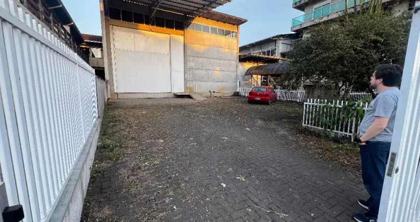 Galpão 217m² no guanabara - pé direito 7,5 metros - oportunidade para sua empresa!