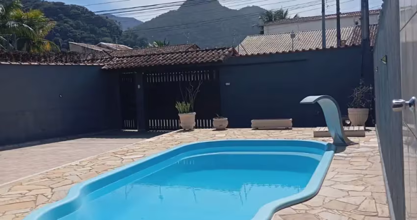 Casa para alugar com piscina 03 dormitórios em caraguatatuba-sp