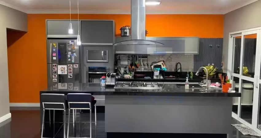 Casa ampla e moderna com 330m² construídos em terreno de 500m² (10x50m)