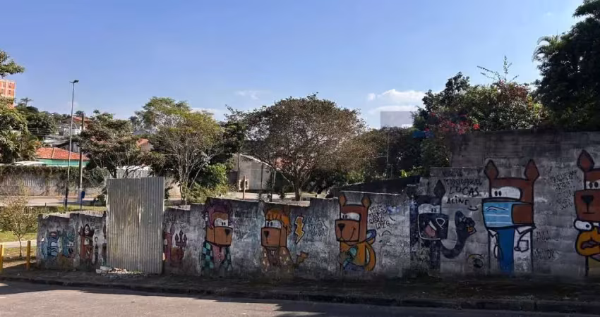 Seu próximo passo começa aqui: terreno plano, murado e pronto para construir!